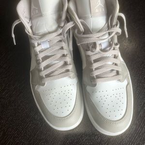 Jordan 1 (College Grey)